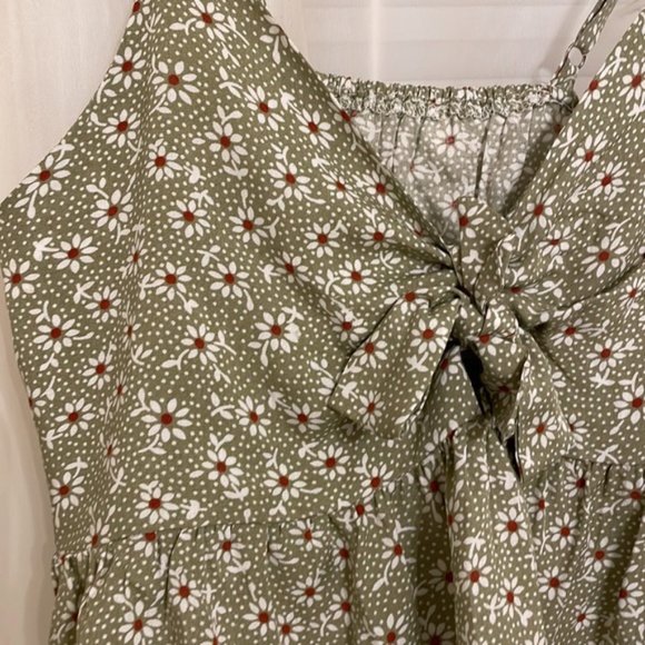 Green with white flowers flowy tied tank top - Picture 2 of 4